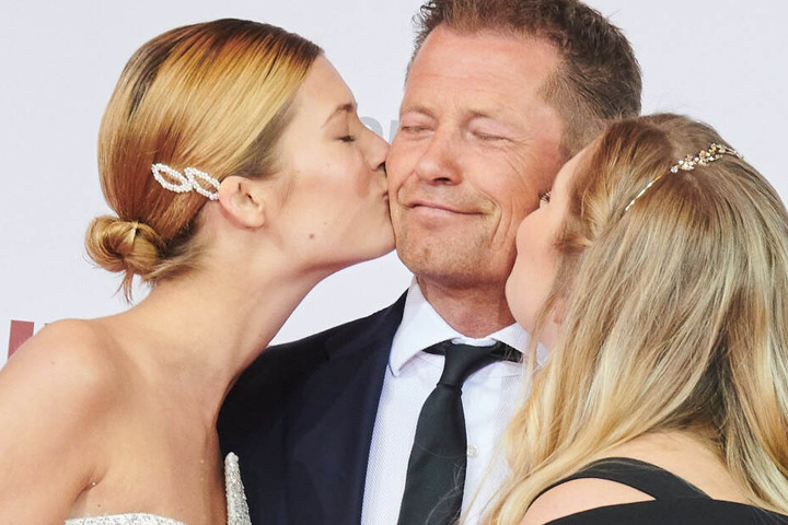 Til Schweiger genießt auf der Premiere am Zoo Palast die Küsschen seiner Töchter Lilli (l) und Luna (r).