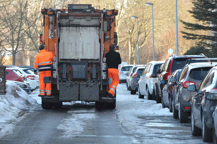 Selbst die Müllmänner des ASR kämpfen gegen das Eis, weil die Kollegen mit dem Räumen nicht hinterherkommen.