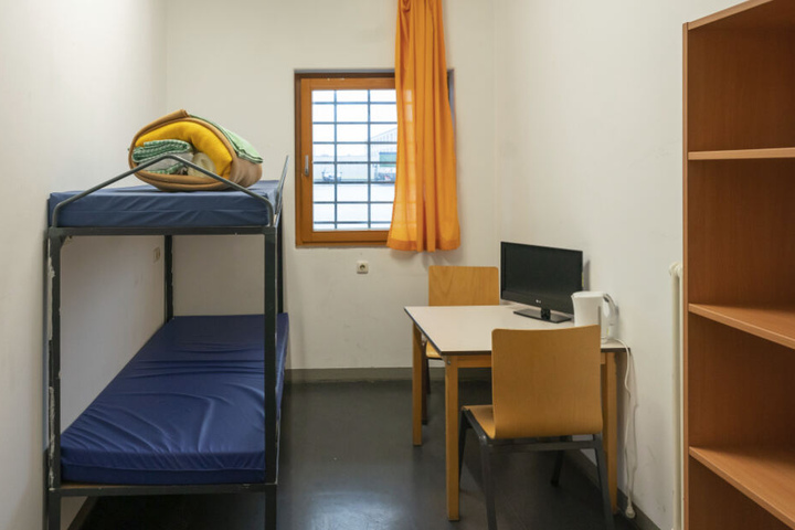 11 Quadratmeter Privatsphäre: Fernseher und Wasserkocher gehören längst zur Zellenausstattung, neuerdings auch ein Telefon von PrisonMedia.