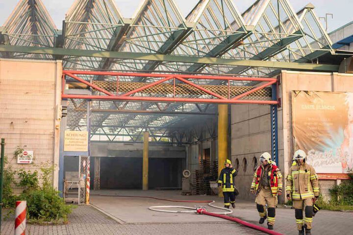 In einer Recycling-Firma in Ottendorf-Okrilla brach am Sonntagabend ein Feuer aus.
