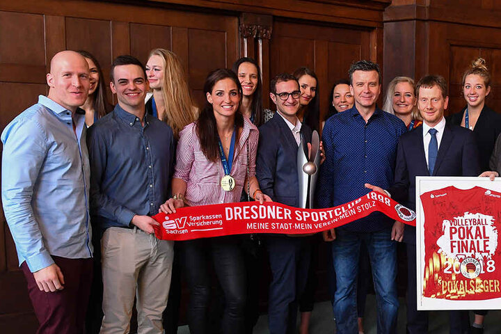Gut gelaunte Mienen beim obligatorischen Gruppenfoto.