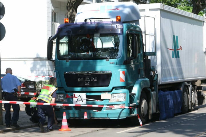 Polizisten stehen an der Unfallstelle.