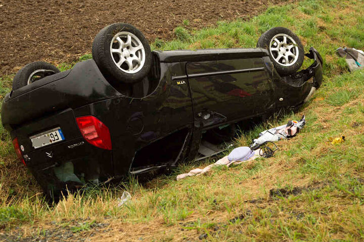 Der Unfallwagen blieb auf dem Dach liegen.