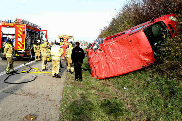Rettungskräfte der Feuerwehr und Rettungsdienst sind im Einsatz.
