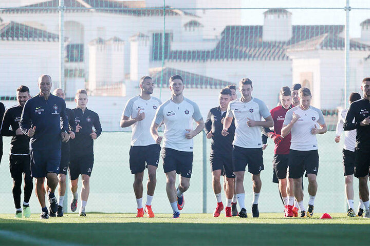 Erste lockere Laufeinheit im Camp, Fitness-Coach Werner Schoupa (v.l.) gibt das Tempo vor.