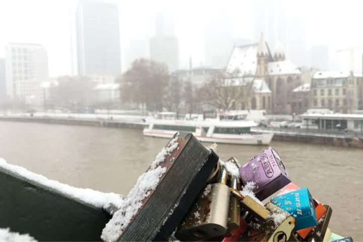 Am 1. Advent kam der Winter: Liebesschlösser auf dem Eisernen Steg und ein verschneites Mainufer in Frankfurt.