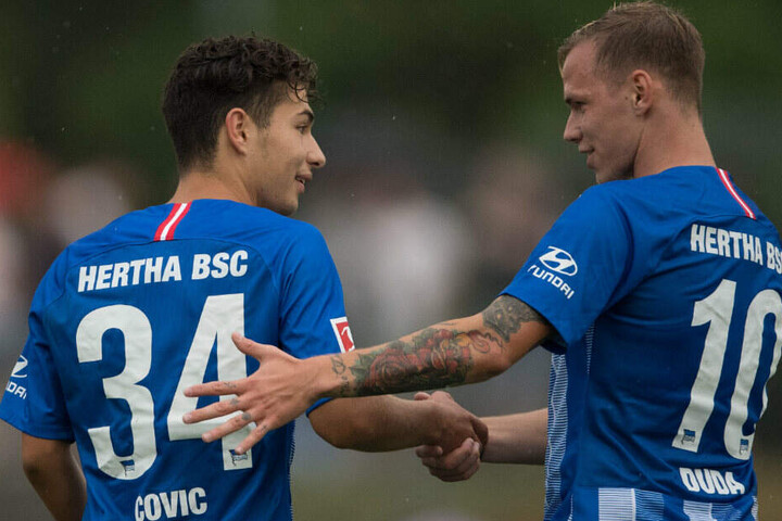 Ondrej Duda gratuliert Maurice Covic zu seinem Tor im Testspiel gegen Dukla Prag.