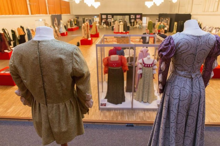 Bei einer Ausstellung wurden während des Festival mehr als 80 Kostüme aus neun deutsch-tschechischen Märchenfilmen gezeigt, darunter auch "Drei Haselnüsse für Aschenbrödel".
