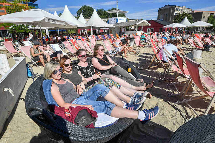 Für Selbst-Grill-Muffel: Während der WM-Spiele gibt es am Uferstrand Gegrilltes, ansonsten aber auch auf Anfrage.