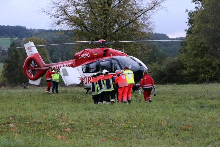 Der verletzte Mann wurde von einem Rettungshubschrauber in ein Krankenhaus gebracht.