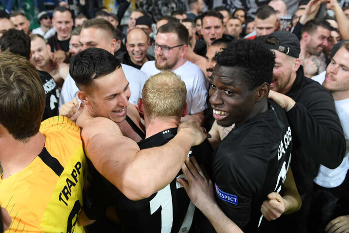 Auf Tuchfühlung: Danny da Costa und Sebastian Rode holten sich ihre Glückwünsche persönlich von den Anhängern ab.