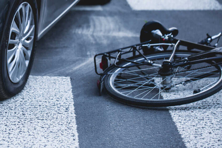 Die 45 Jahre alte Autofahrerin bog an einer Rot zeigenden Ampel nach rechts in die Michael-Brücker-Straße ab. (Symbolbild)