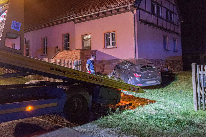 Der zerstörte Seat musste durch ein
Abschleppunternehmen geborgen werden.