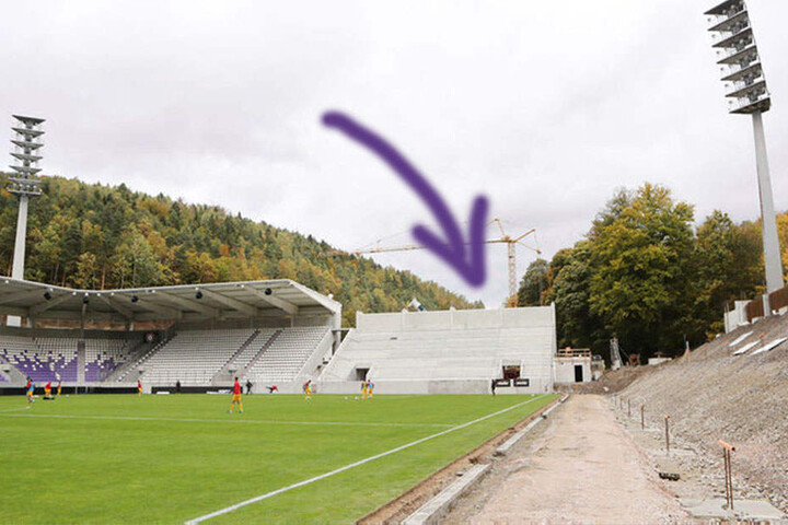 Der Untergrund der noch nicht überdachten Gästefan-Tribüne (r.) bereitet beim Bau Probleme.