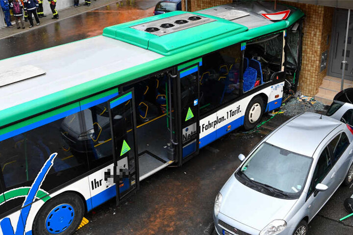 Noch ist völlig unklar, warum der voll besetzte Bus von der Straße abkam.