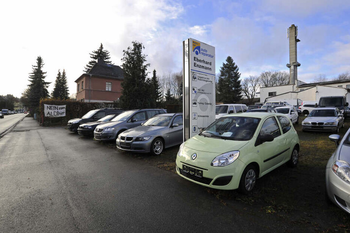 Dort wo derzeit eine Autowerkstatt ansässig ist, wollte sich der Discounter breitmachen. Ein kleiner Lebensmittelmarkt in direkter Nachbarschaft hätte schließen müssen.