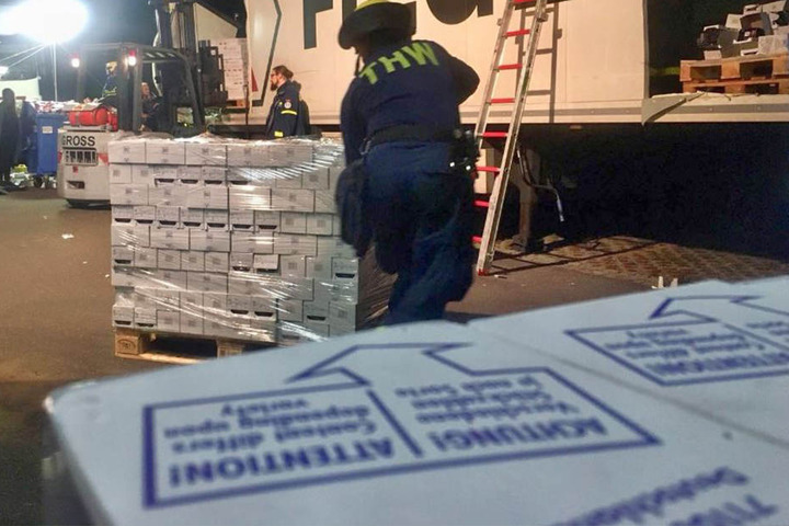 Rund 20 Tonnen Schokolade mussten schnellstmöglich umgeladen werden.