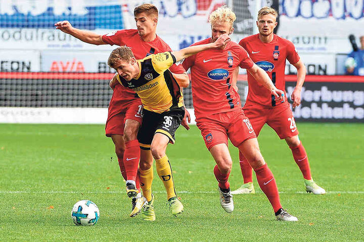 In Heidenheim spielte Niklas Hauptmann (2.v.l.) erstmals wieder über 90 Minuten durch. Besonders in der 1. Halbzeit bot er eine starke Partie, konnte wie hier auch von zwei Gegnern nur schwer gestoppt werden.
