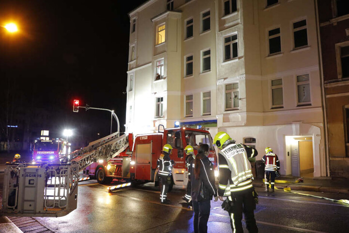 Die Feuerwehr im Einsatz auf der Zietenstraße in Chemnitz.