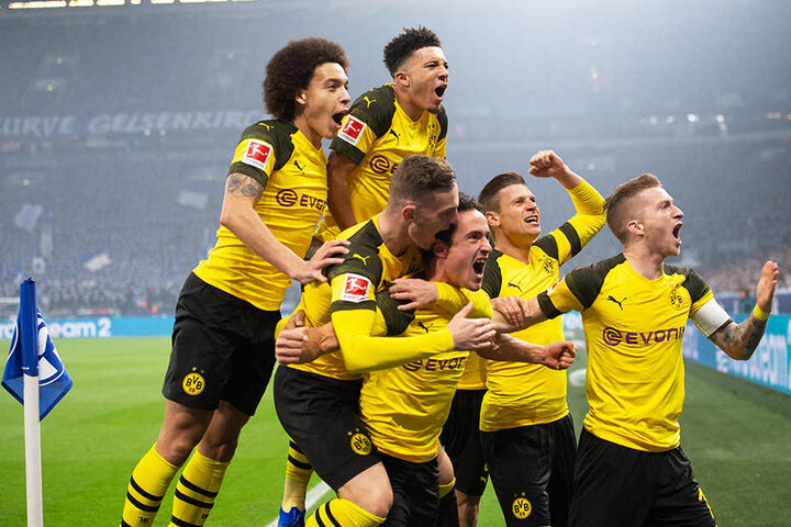 Jubel über den verdienten Sieg: Die BVB-Kicker freuen sich über das zwischenzeitliche 1:0 durch Thomas Delaney (Dritter von rechts).