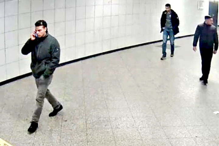 Auch dieses Bild zeigt einen Tatverdächtigen und seine Begleiter.