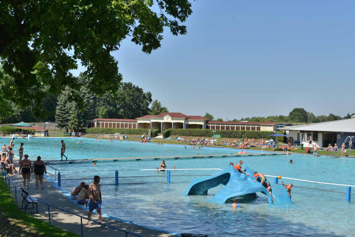 Trotz Traumsommer wollte kaum einer ins Crossener Freibad. Mittlerweile hat sich die Lage entspannt. Bis zu 1000 Besucher kamen in den vergangenen Tagen.
