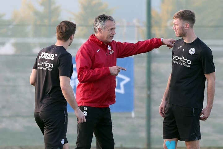 Trainer Uwe Neuhaus (m.) erklärte Stürmer Fabian Klos (r.) was er von ihm erwartet.