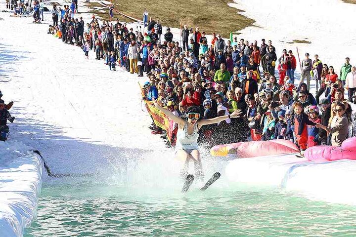 Nichts für feige Frostbeulen: Der Wasserski-Wettbewerb zum Saisonausklang in Oberwiesenthal lockte zahlreiche Zuschauer an den Fichtelberg.