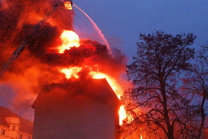 Die meterhohen Flammen zerstörten das komplette Wohnhaus.