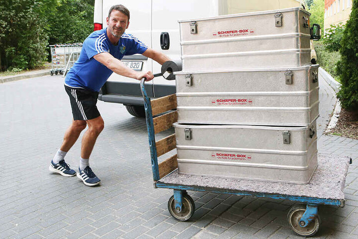 Was wohin? Torsten Bittermann hat bis zum heutigen Samstagabend alle Hände voll zu tun, denn das Schwergepäck muss bereits einen Tag früher zum Flughafen Berlin-Tegel.