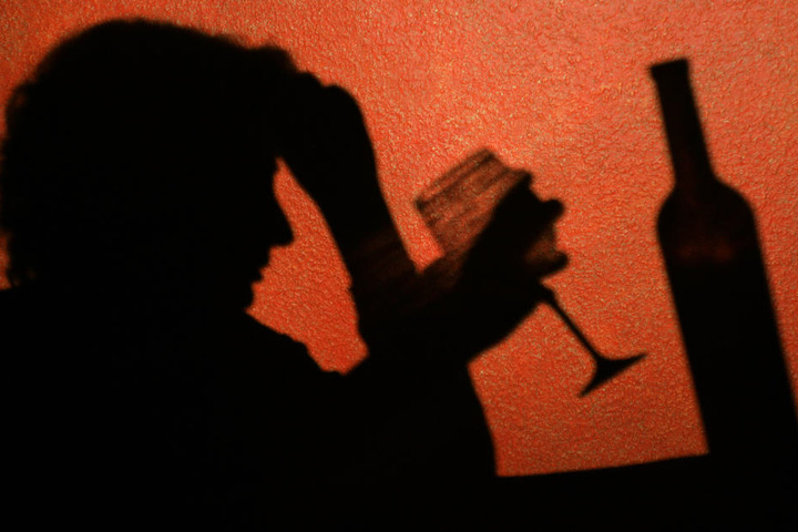 Der 23-Jährige hatte wohl zu tief ins Glas geschaut. (Symbolbild)