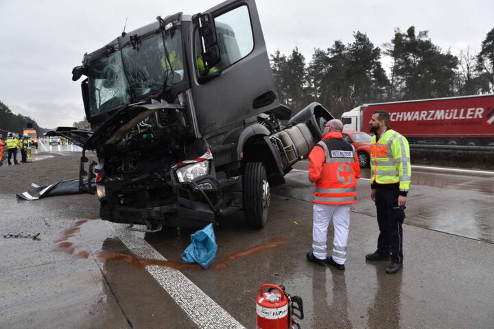 Der Fahrer hatte das Stauende übersehen und krachte in einen Sattelzug.