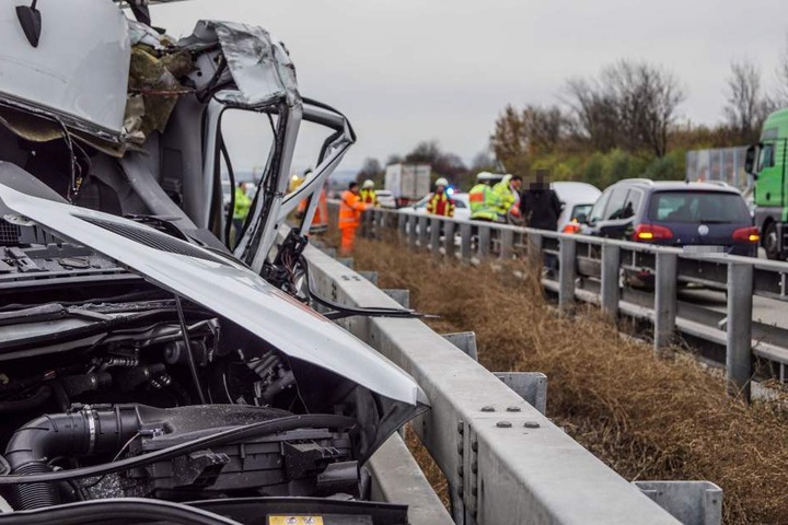 Auch auf der Gegenfahrbahn kam es zu Unfällen, weil Gaffer stehen geblieben waren, um zuzuschauen.