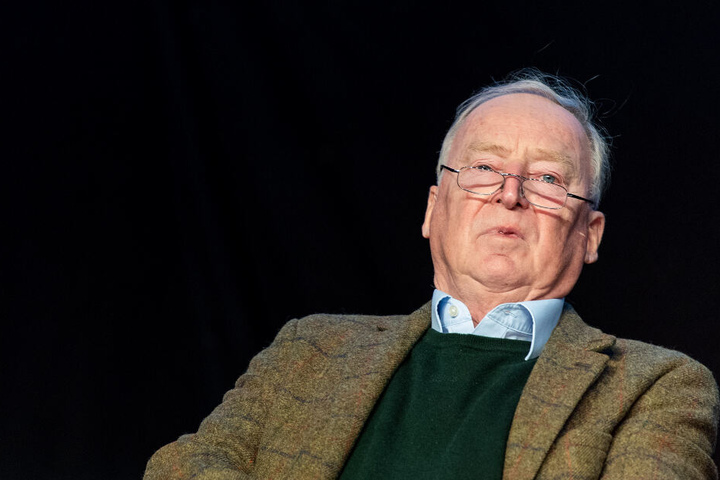 Alexander Gauland, Fraktionsvorsitzender der AfD im Bundestag und AfD Bundessprecher, sitzt vor Beginn der Europawahlversammlung der Alternative für Deutschland in der Sachsen-Arena.