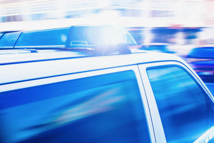 Die Polizei sucht nach dem mutmaßlichen Täter. (Symbolbild)