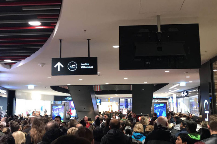 Unnormal voll war es im LOOM in den ersten Minuten. Schritt für Schritt kamen Besucher vorwärts.