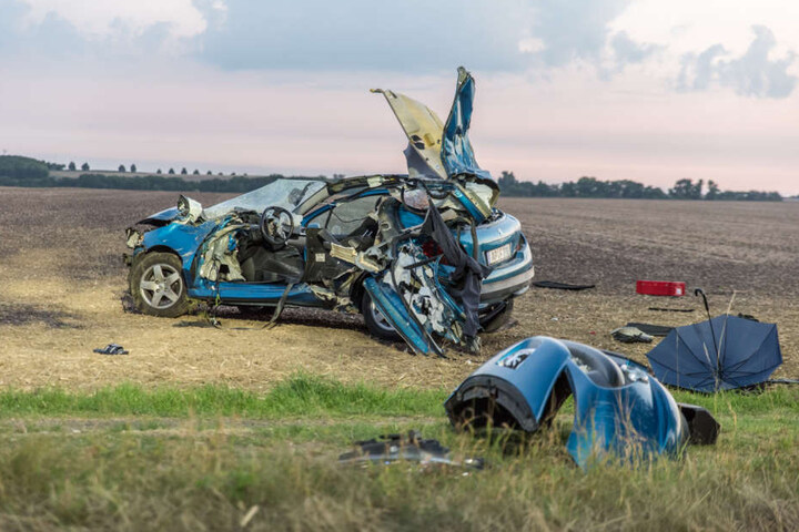 Der Fahrer wurde durch die Wucht des Aufpralls aus seinem Auto geschleudert und starb noch an der Unfallstelle.