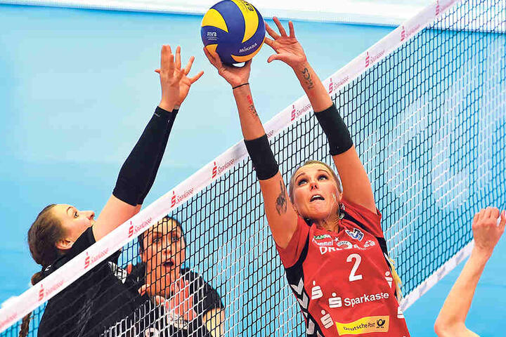 3:0 - das klingtklarer als es war. Mareen Apitz (Nr. 2) und ihr DSC mussten sich mächtig strecken, um die starken Roten Raben aus dem Rennen zu werfen.