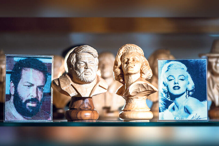 Wie aus dem Gesicht geschnitten: Bud Spencer und Marilyn Monroe im Mini-Format. Insgesamt 24 Promis sind noch bis Ende des Jahres beim Schnitzverein Niederwürschnitz zu sehen.