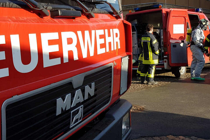 Gefahrgutspezialisten der Feuerwehr rückten an.