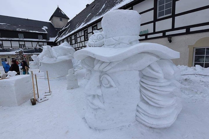 Erkannt? Auch der "Hutmacher" und die "Grinsekatze" von Alice im Wunderland sind im Schnee verewigt.