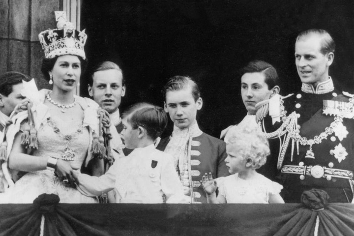 Auf dem Balkon des Buckingham Palastes stehen nach der Krönung Elizabeth II.
und Prinz Philip mit ihren Kindern Charles und Anne.
