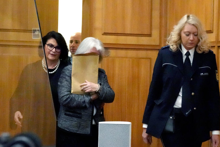 Die Angeklagte hält sich einen Briefumschlag im Landgericht Heilbronn vor das Gesicht.