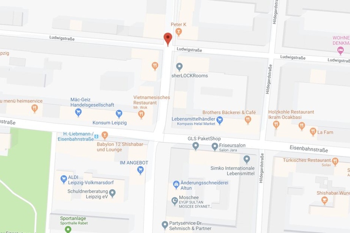 Neben einem unbewohnten Mehrfamilienhaus auf der Eisenbahnstraße brannte kurz darauf auch ein bewohntes in der parallel verlaufenden Ludwigstraße.