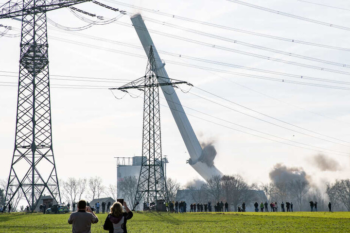 Auch der 210 Meter hohe Schornstein des ehemaligen Kraftwerks wurde gesprengt.