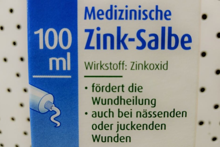 Zinksalbe ist ein beliebtes Hausmittel, das ohne Rezept in der Apotheke erhältlich ist.