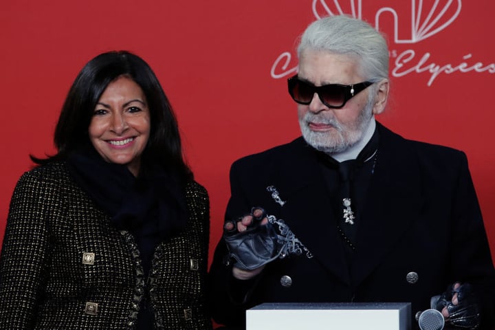 Gemeinsam mit der Pariser Bürgermeisterin Anne Hidalgo nahm Lagerfeld an der Feierlichkeit zur Beleuchtung auf der Champs-Elysees teil.