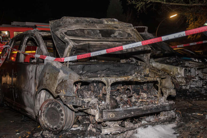 Von dem Auto ist nach dem Brand nicht mehr viel übrig.