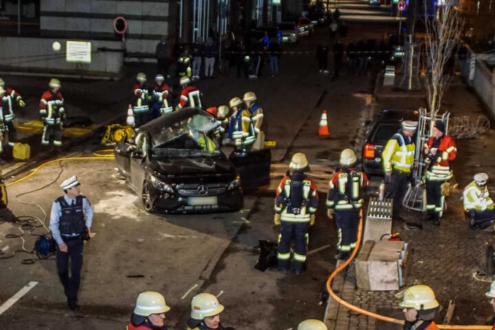 Die Unfallstelle in Böblingen. Im Hintergrund zu sehen: Schaulustige. Nach Polizeiangaben mussten sie Neugierige mehrmals auffordern, den Unfallort zu räumen.