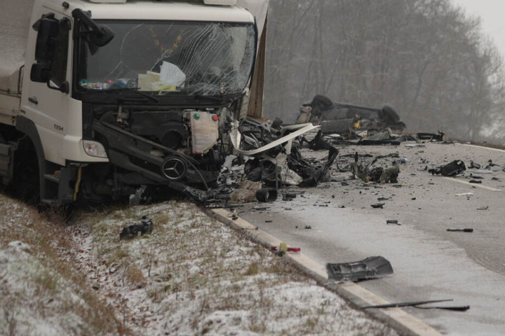 Der Lkw und das verunfallte Auto im Hintergrund auf der B39.